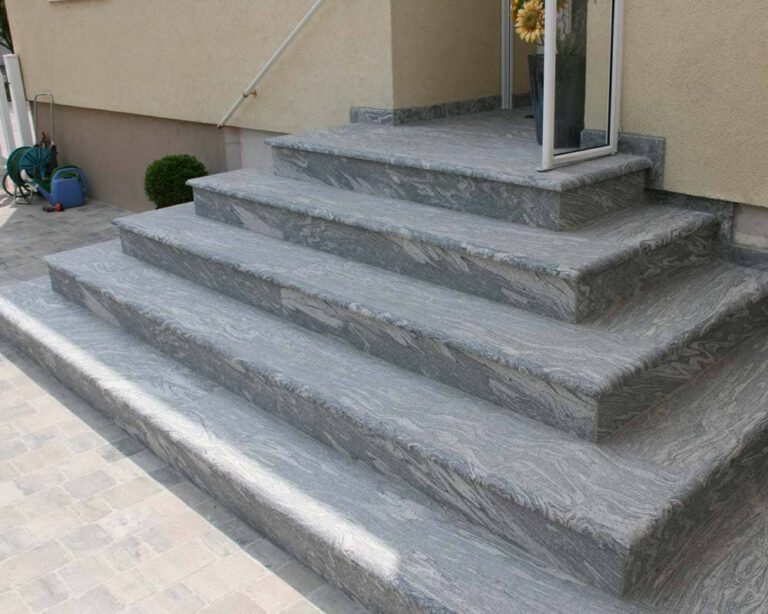 Granit - Eingang zu einem Haus mit grauen Stufen