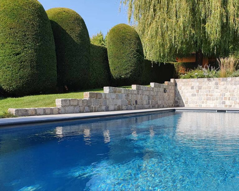 Granitwürfel Mauer neben dem Pool