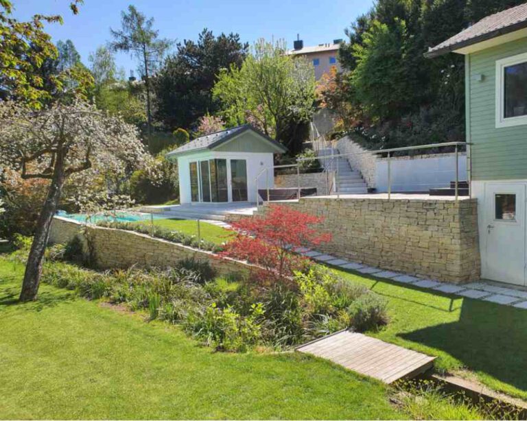 Projekt Kleingarten mit Pool - Sandsteinmauer