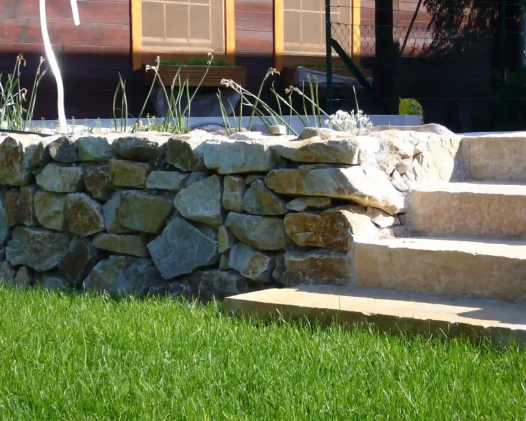 Quarzit Mauer und Sandstein Stufen