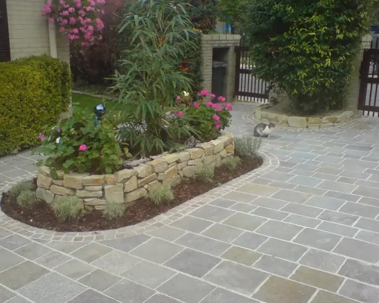 Porphyr - stein Vorgarten mit Pflanzeninseln - Stein und Gartendesign