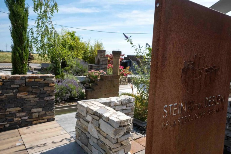 Stein-und-Gartendesign-Mustergarten-Schild Stein und Gartendesign Mustergarten - Schild