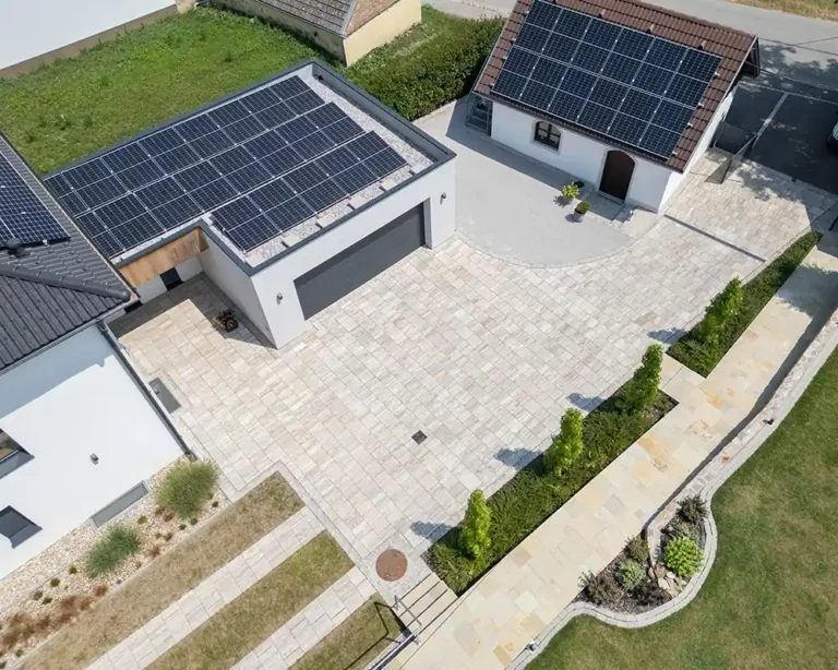 Zwanziger-Vorgarten-Stellflaechen Projekt Hauszugang und Stellflächen - Blick von oben auf den Vorgarten