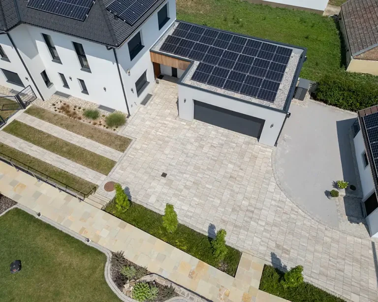 Zwanziger-Vorgarten-von-oben Projekt Hauszugang und Stellflächen - Blick von oben