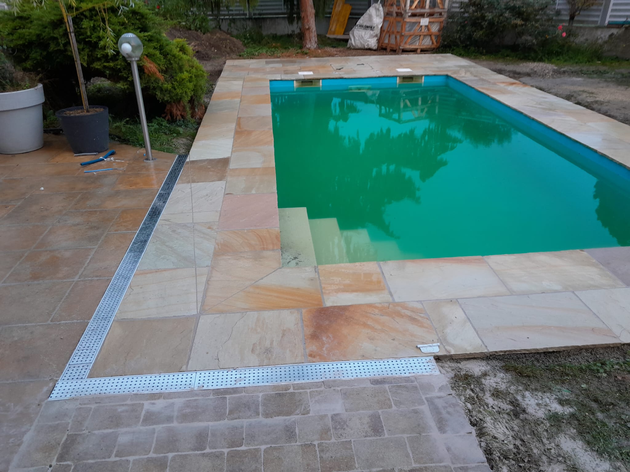 Pool mit neuer Umrandung aus Sandsteinplatten und Entwässerungsrinne in Altenberg an der Donau