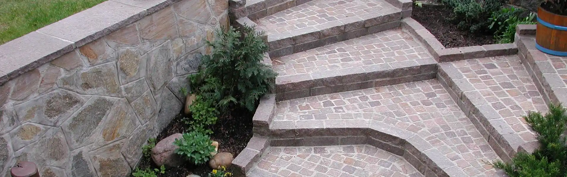 sgd - Bau von Gartentreppen - header Porphyr - dunkelbraune Kleinstein Stufen