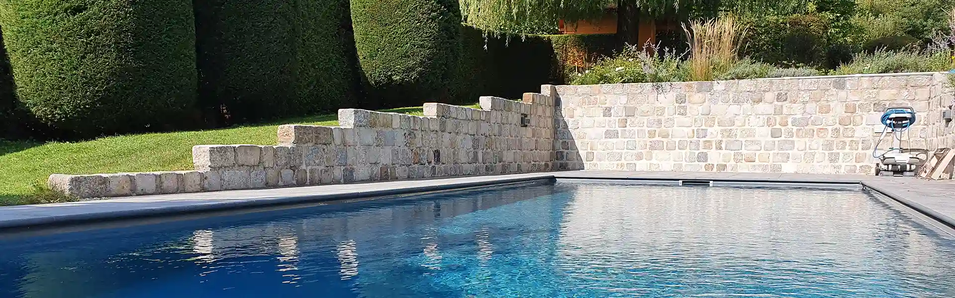 sgd - Entwerfen von Stützmauern - header Granitwürfel Mauer neben dem Pool