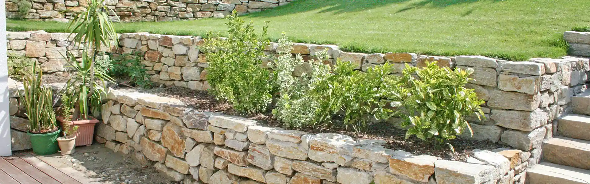 sgd - Gartengestaltung - header Gneis Wachauer - mehrstöckige niedrige Steinmauern