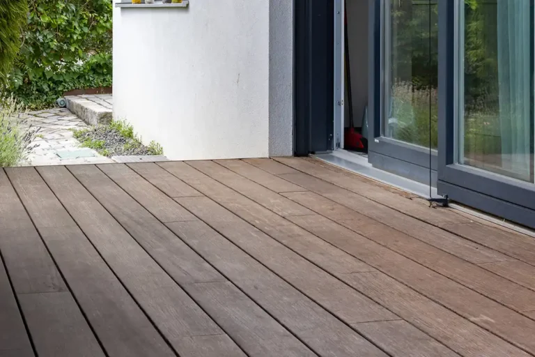 sgd - Hochwertige Materialauswahl und Verarbeitung Ein Blick auf einen eleganten Holzboden in warmen Brauntönen