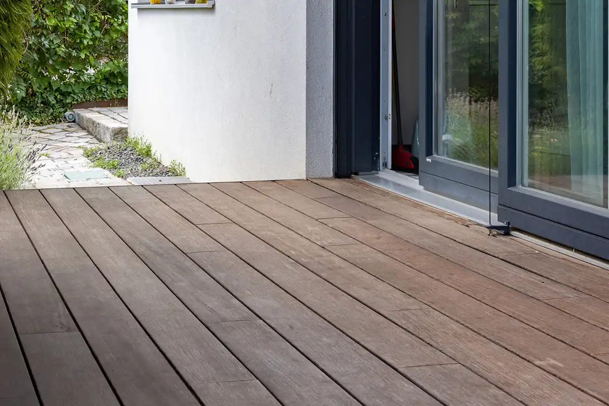 sgd - Hochwertige Materialauswahl und Verarbeitung Ein Blick auf einen eleganten Holzboden in warmen Brauntönen