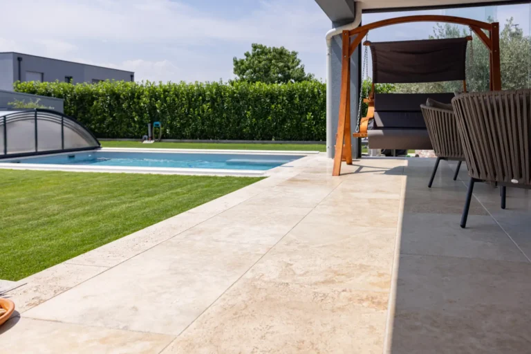 Moderne Terrassenplatten im Großformat – sauber verlegt im Außenbereich.