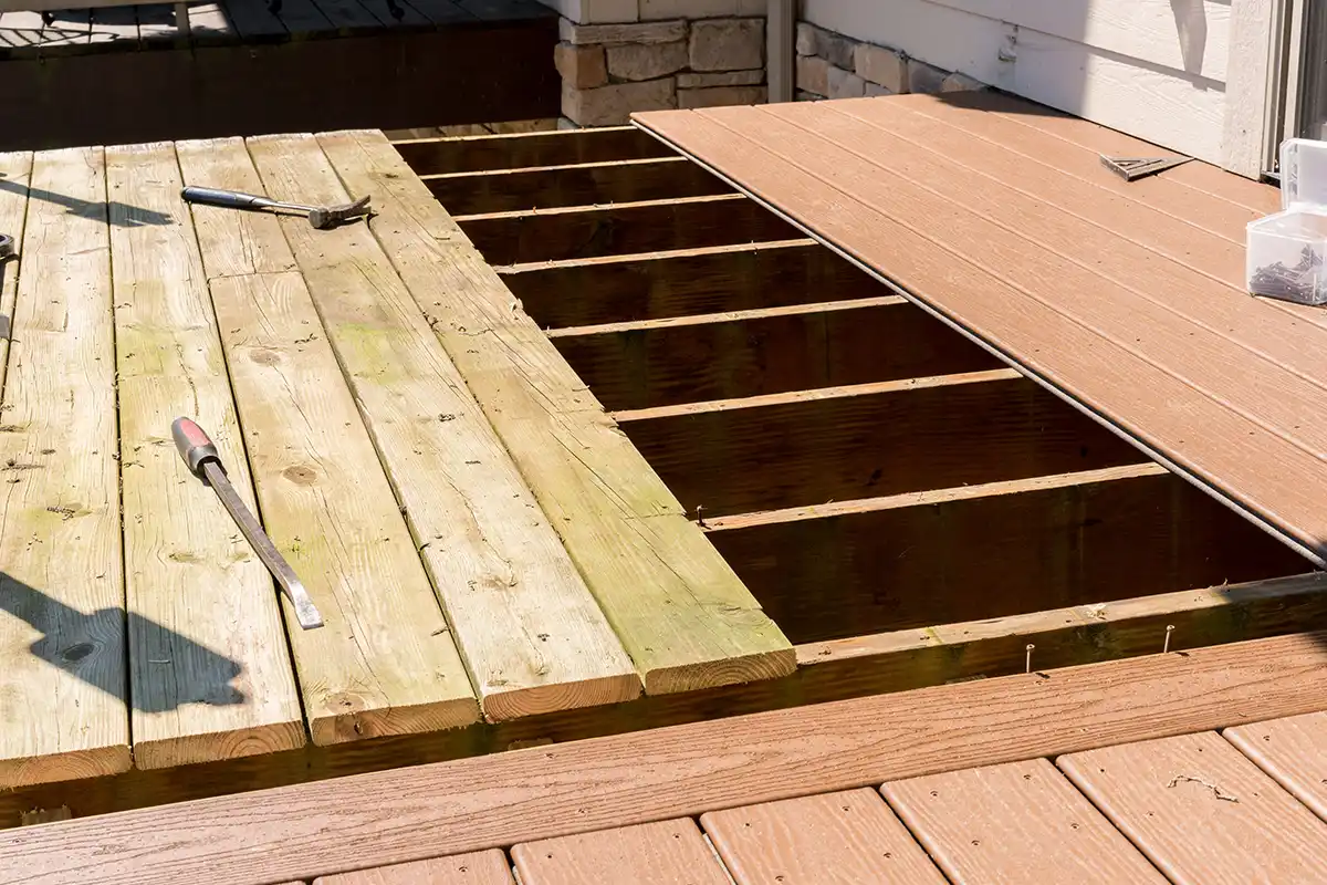 sgd - Professionelle Bestandsanalyse Ein Holzdeck mit verschiedenen Werkzeugen, die ordentlich auf der Oberfläche angeordnet sind