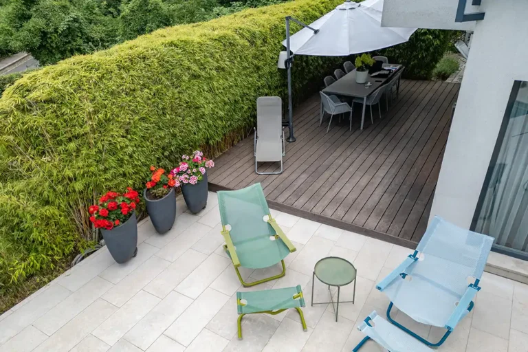 Eine Terrasse mit Stühlen und einem Sonnenschirm, ideal für entspannte Stunden im Freien