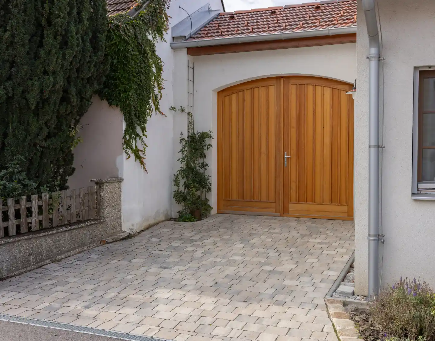 Eine Ziegelsteinauffahrt, die in einem gleichmäßigen Muster angeordnet ist