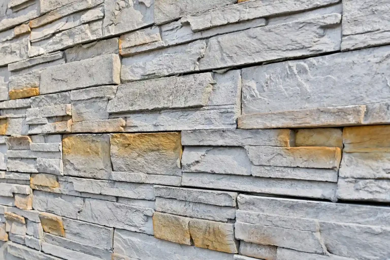 sgd - Wandverblendungen Eine bunte Steinmauer mit verschiedenen Farbtönen und Texturen
