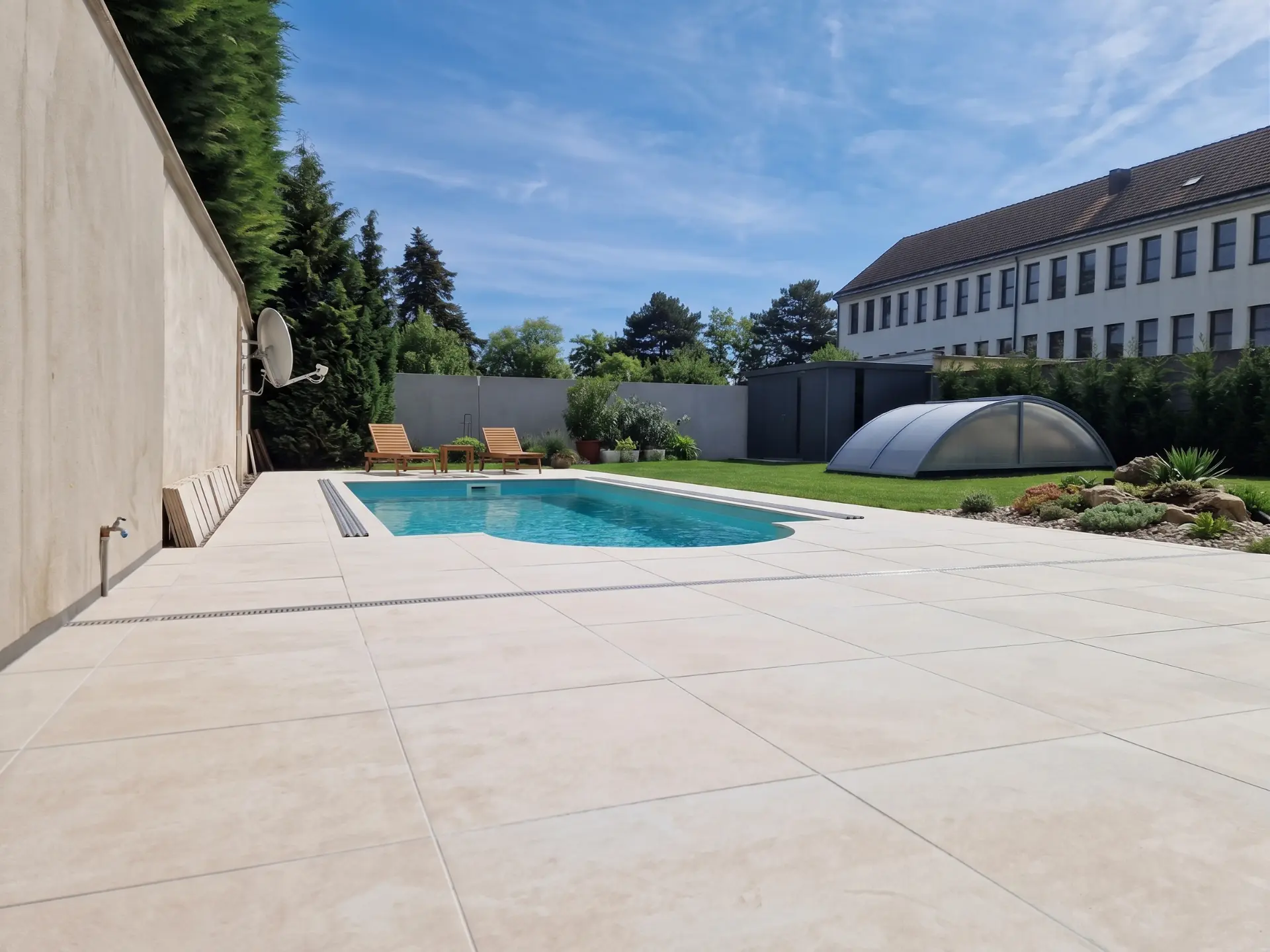 Neu verlegte Poolterrasse aus Feinsteinzeug in Gänserndorf mit Einbaupool