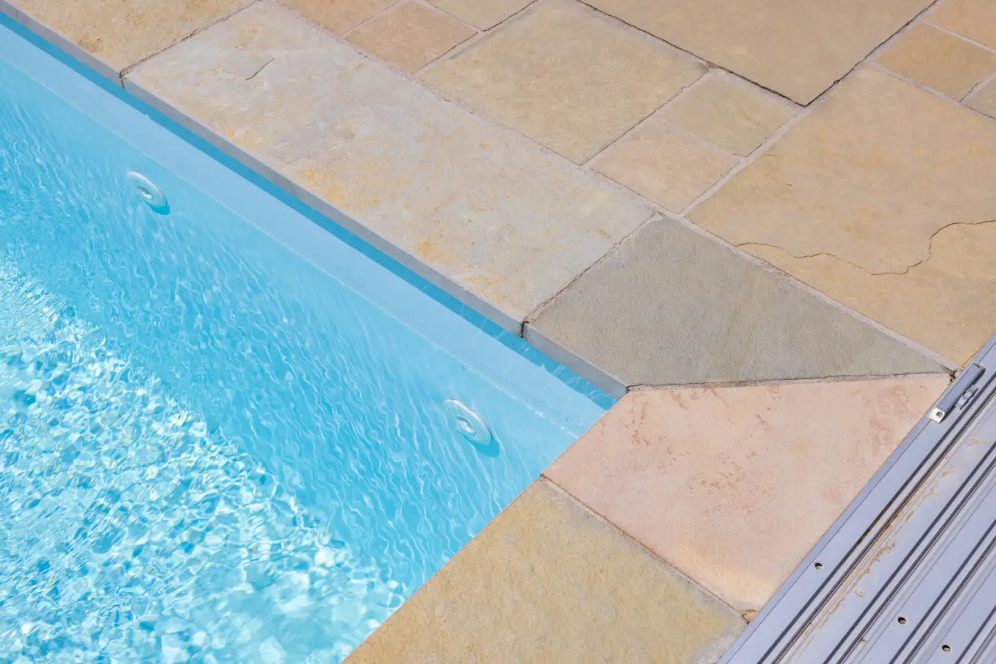 Poolumrandung aus Naturstein – Detailaufnahme der Materialqualität und Kantenbearbeitung.