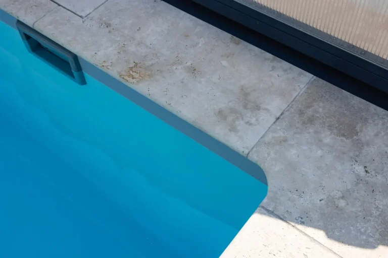 Nahaufnahme der Poolkante mit sauber verlegter Umrandung.