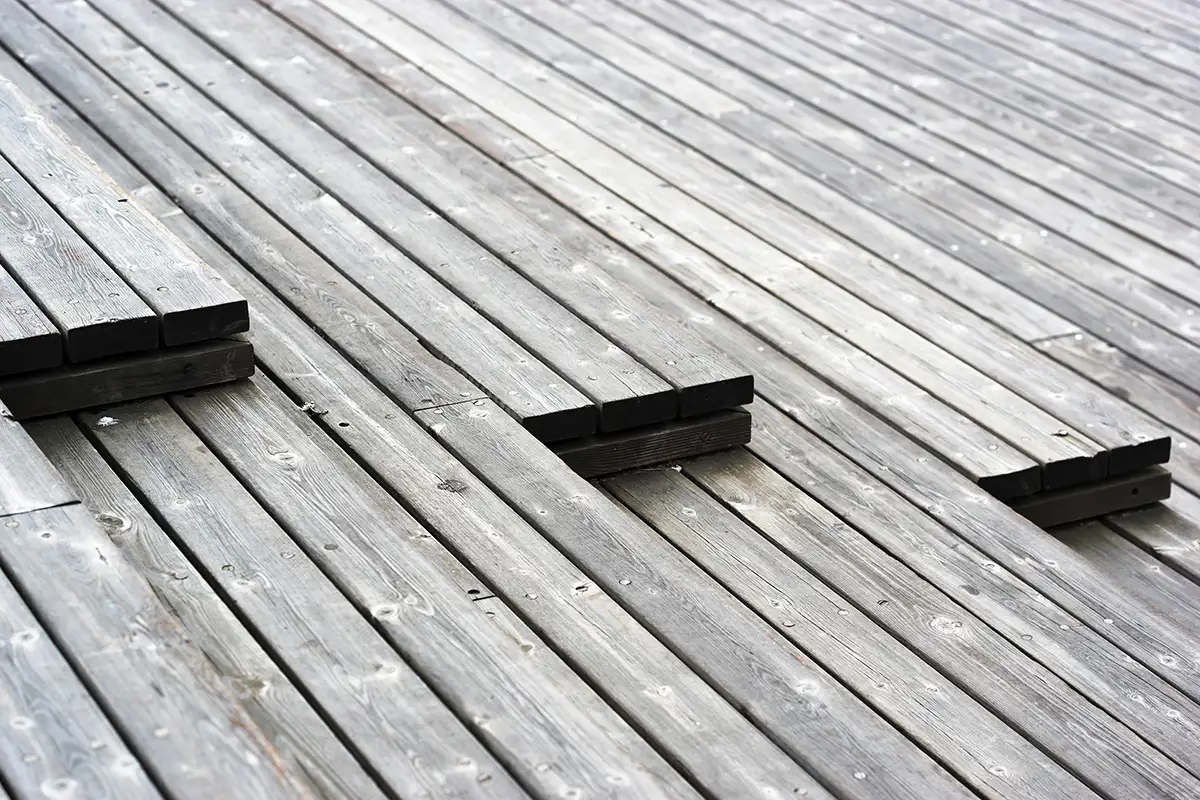 sgd - service - Terrassendecks Nahaufnahme von Holzplanken auf einem Holzdeck