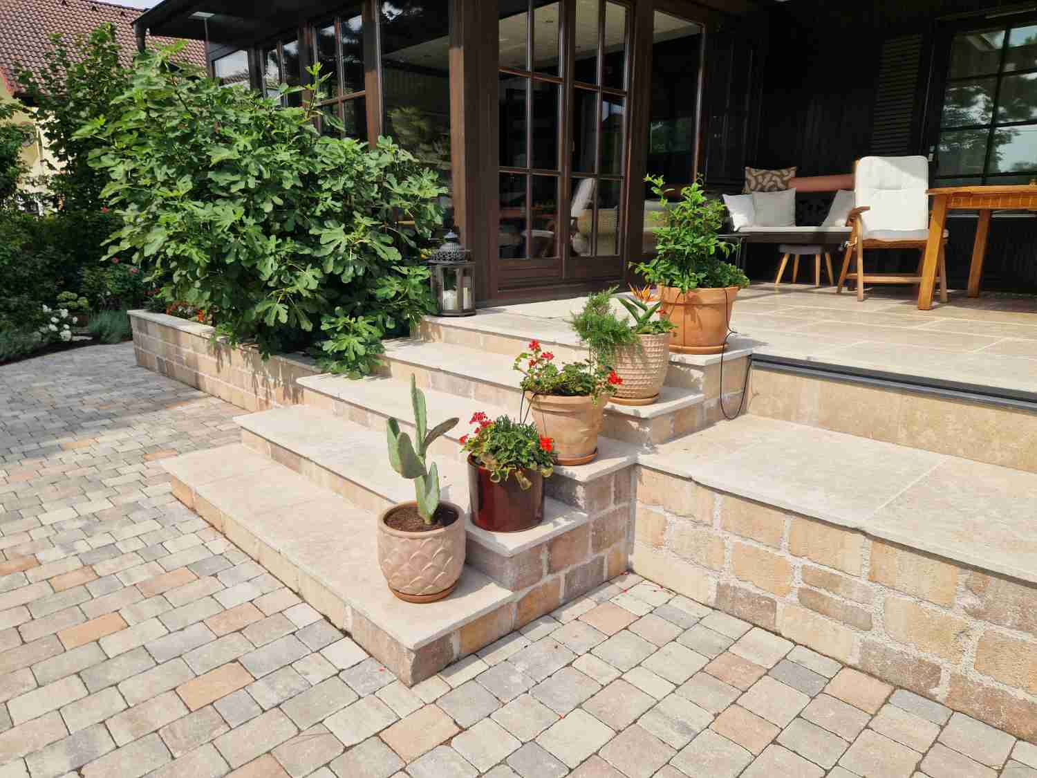 Terrassenstufen aus Naturstein mit Kübelpflanzen in Gerasdorf
