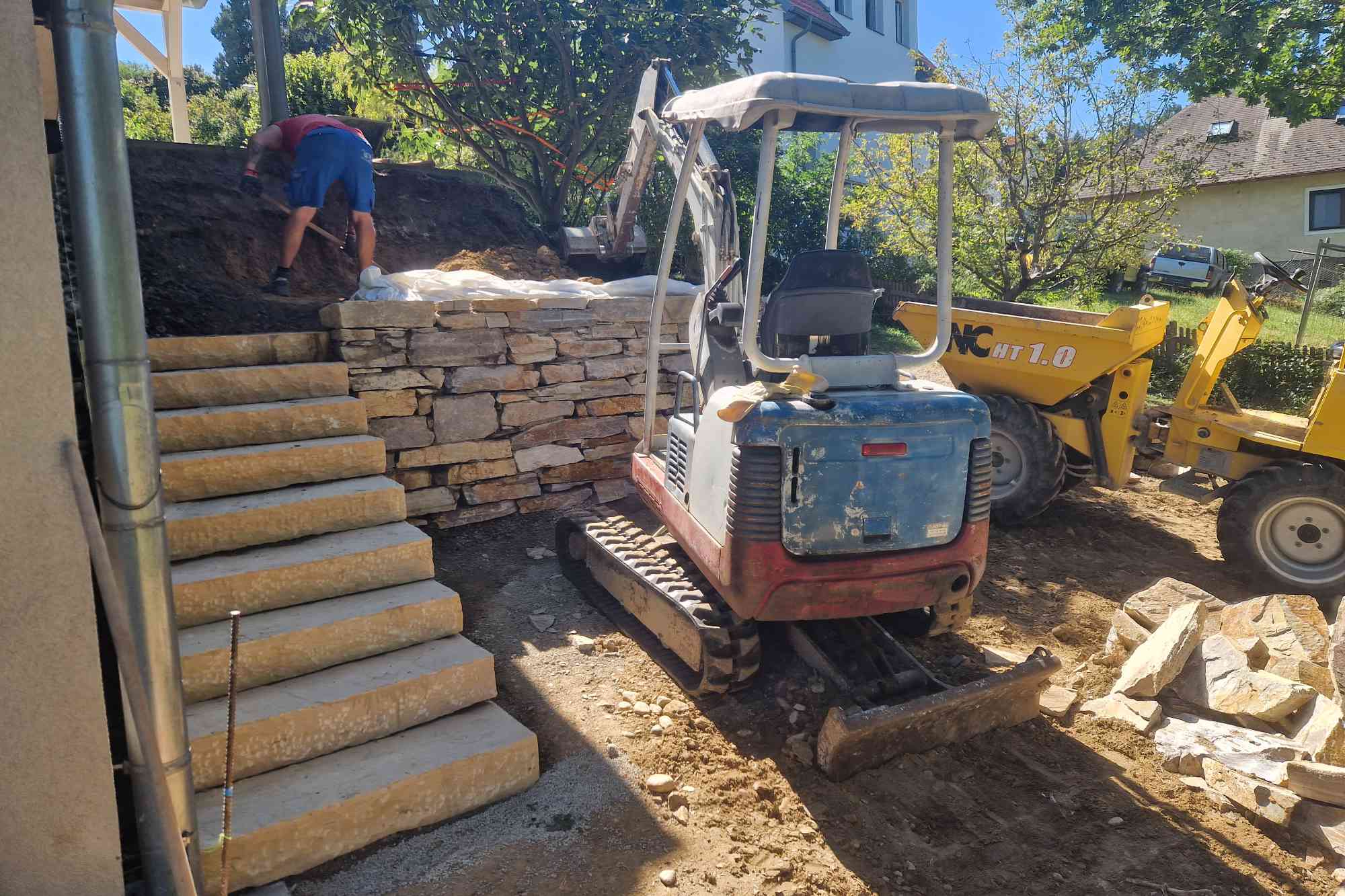Trockenmauer aus Granulit und Sandstein-Blockstufen während der Bauphase in Klosterneuburg